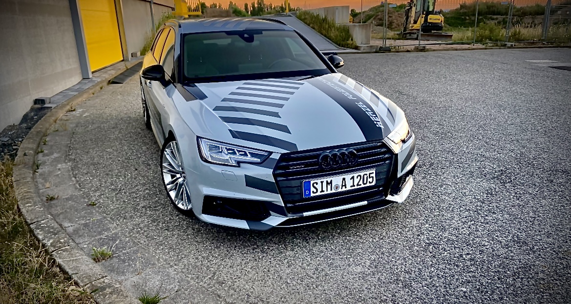 Audi mit Design-Motorhauben-Folierung und Herzel-Beschriftung