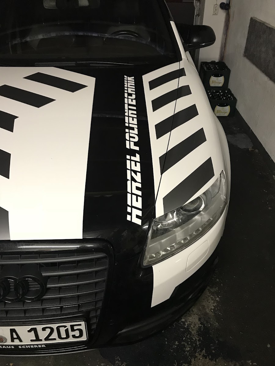 Audi mit Streifen-/Zebra-Folierung