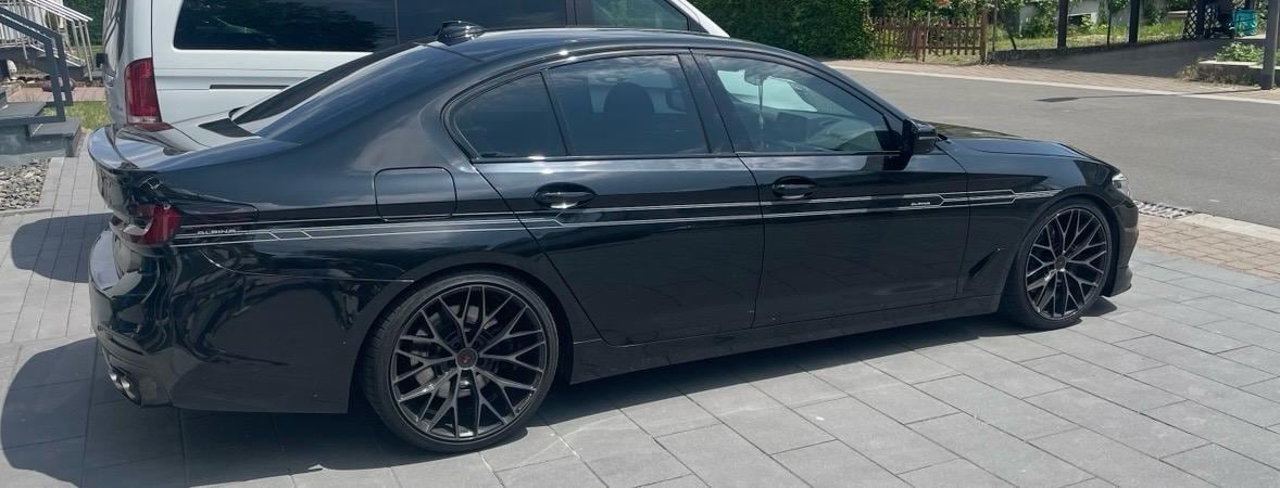 Schwarzer BMW mit Alpina-Dekorstreifen