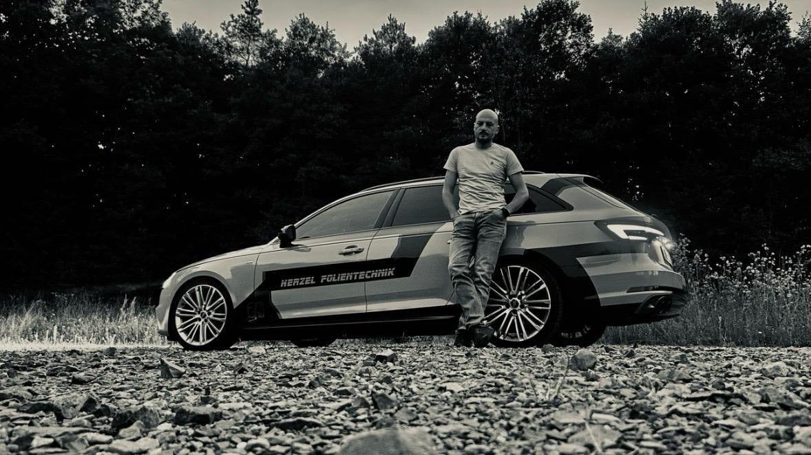 Viktor Herzel vor seinem folierten Herzel-Folientechnik-Audi